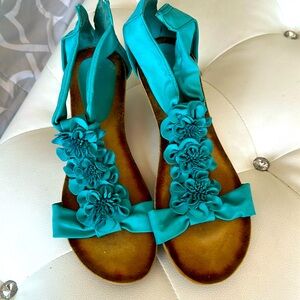 EUC Blue Aqua Sz 9 back zip wedge sandals